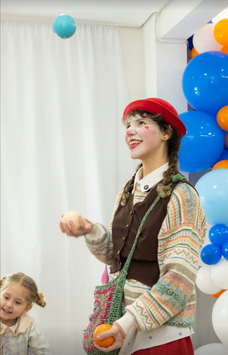 Festa infantil com palhaço e balões