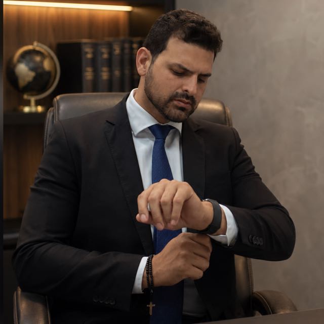 Advogado criminalista Gefiter Ribeiro em seu escritório
